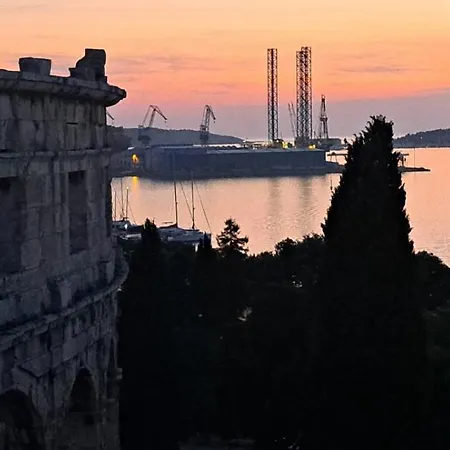 Апартаменти Luxe Mr.m 2 *